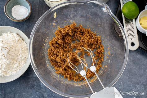 Vispa ihop  oval form,  vätska,  krydda  samt peppar.