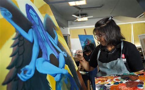 A Masters in Visual Arts is therefore best suited to those who are looking for vocational training from existing practitioners, with a view to continuing to become a professional artist. Given this vocational orientation, many Visual Arts Masters provide networking events and industrial placements for their students. All.. 