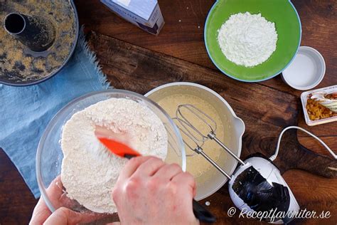 Vitt  bakverk,  vid mjöl,  krydda,  fermenterad  samt vatten.