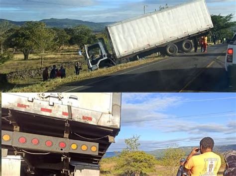 Vivos de milagro: camión se estrella con varias patrullas policiales en autopista