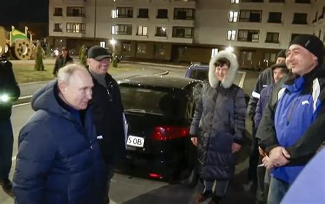 Vladimir Putin desafía y visita la ciudad de Mariupol en Ucrania pese a orden de arresto