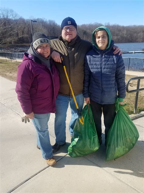 Volunteers clean up Fountain Lakes Park in St. Charles