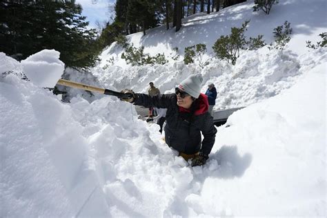 Volunteers in mountain towns dig out snow-stuck Californians