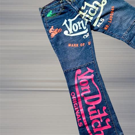 Von Dutch ist eine legendäre Marke, die für ihren einzigartigen und rebellischen Stil bekannt ist. Die Marke wurde in den frühen 2000er Jahren in den USA gegründet und hat seitdem einen kultähnlichen Status in der Welt der Kopfbedeckungen erreicht. Die Geschichte des Labels begann mit dem Künstler Kenny Howard, der als "Von Dutch" …. Von dutch jeans%27