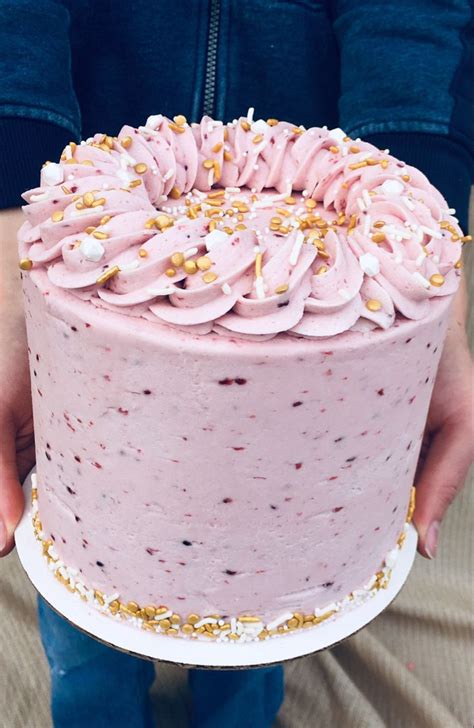 Yes, Vons located at 5630 Lake Murray Blvd, La Mesa, CA has an in-store bakery with a variety of bakery goods made from scratch! From custom cakes, pastries, and many other delicious options you can find them all made in house by our in-store baker. Schedule an order for pick up in-store today!