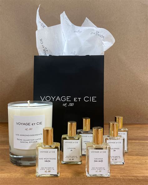 Voyage et cie. Noël Candle. from $28.00. Fragrance Notes:A warm and spicy fragrance with notes of cypress, fig and apple. Organic & Sustainable 100% Soy/Coconut Blend Candle. Candle Sizes & Burn Times. Votives in Black Gift Box: 1.5" - 3 oz - Burn Time: 15 Hours. Travel Tins: 3" - 8 oz - Burn Time: 50 Hours. 