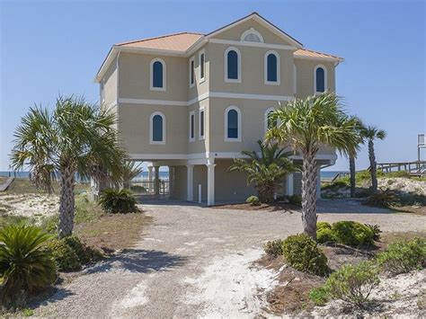 Dog-friendly beachfront retreat with elevator, grill, on-site pool, tennis court. Located in Plantation, this vacation home is 4.3 mi (7 km) from St. George Lighthouse and within 20 mi (32 km) of John Gorrie State Museum and Orman House Historic State Park. Crooked River Lighthouse and Carrabelle Beach are also within 25 mi (40 km).