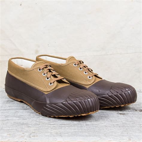 Colchester Rubber Co. is the predecessor of the brand Keds which was founded 1916 and continued the tradition of making vulcanized shoes. In the beginning of the 20th century other brands started ...