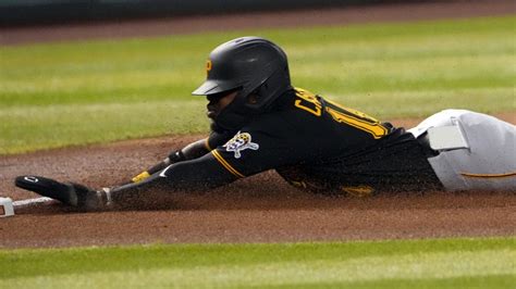 WATCH: Cellphone falls out of Pirates player’s pocket mid-game