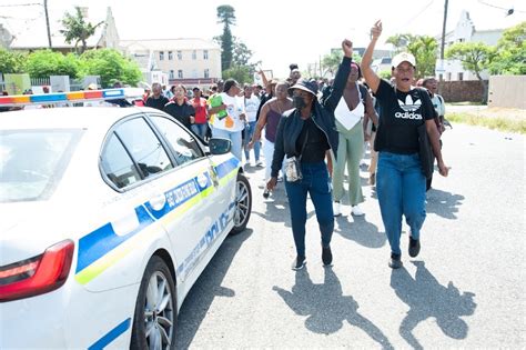 474px x 314px - WATCH Conflicting claims as Buffalo City College students continue protest  over accommodation