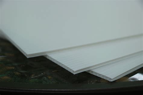 WHITE CORRUGATED PLASTIC SHEET 24x36 000738