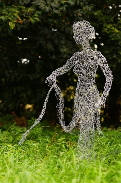 Wire sculpture Di Spalding - Garden wire sculptures - muktibox.com