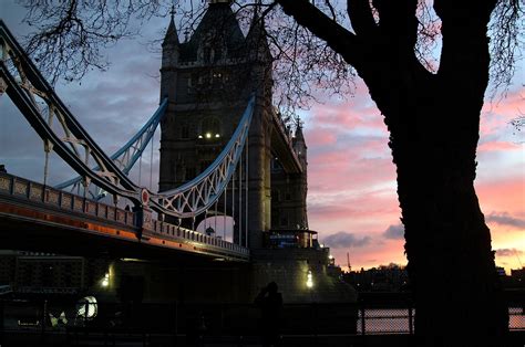 Wisata Malam di London Halaman 1 - balustradellc