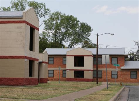 Waco housing authority. Jan 8, 2024 · The Waco Housing Authority has scraped together funding to begin work as early as summer on the first phase of redeveloping its largest public housing complex. The work on Estella Maxey Place will ... 
