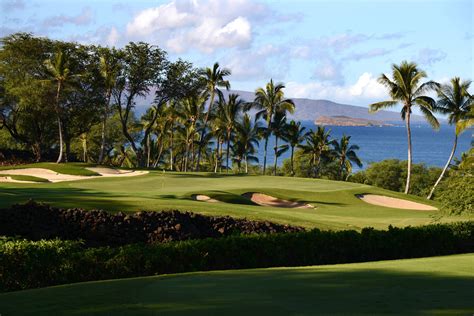 Wailea golf course. Wailea Golf Club and Resort is the ideal addition to a Maui or Hawaii golf tour. Located on Maui’s southwest coastline, Wailea Golf Club is easily accessed from Maui’s Kahului Airport. A short but scenic 35-minute transfer takes you through the spine of the island, and through the foothills of Mount Puʻu Kukui. 