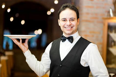 Waiters. waiter翻译：（餐馆的）男侍者，男服务员。了解更多。 