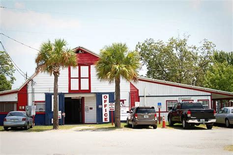 Waldo Farmers & Flea Market is the largest flea market in north central Florida. Spanning over 50 acres of land, the market is touted as the "Old Fashioned Flea Market". Visitors …. 