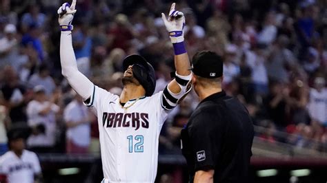 Walker’s sacrifice fly in the 8th inning leads Diamondbacks to a 5-2 win over the Reds