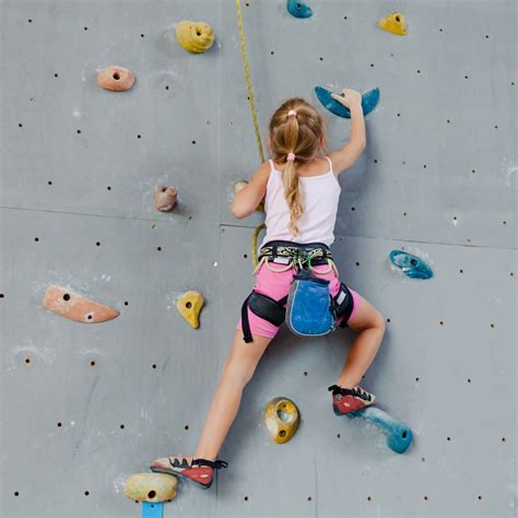 Wall climbing anak terdekat.  Examples of famous defensive walls include t...