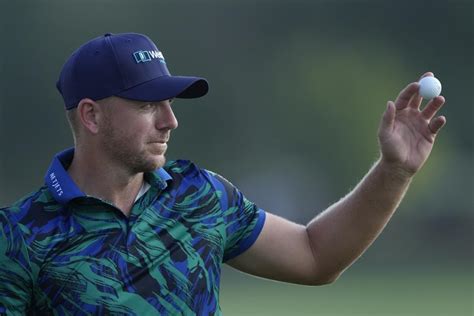 Wallace birdies the entire back 9 in Dubai and leads European tour finale