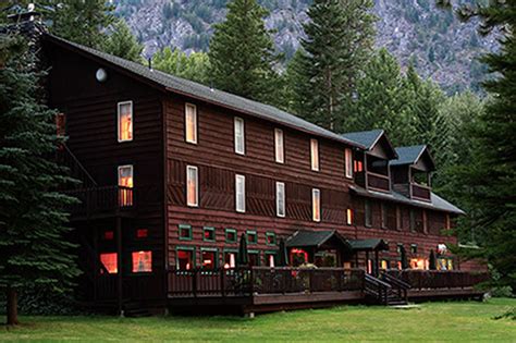 Wallowa lake lodge. Jul 26, 2023 · Tucked in the far northeast corner of the state, Wallowa County sells itself with its natural beauty. In a county with the Eagle Cap Wilderness and Hells Canyon, Wallowa Lake is its centerpiece. Backdropped by the Wallowa Mountains, the 1,600-acre lake is surrounded by hotels and cabins, one of the most prominent being the Wallowa Lake Lodge. 