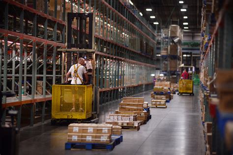 The average hourly rate for Distribution Center in companies like Walmart Inc range from $30 to $38 with the average hourly pay of $34. The total hourly cash compensation, which includes base and short-term incentives, can vary anywhere from $31 to $41 with the average total hourly cash compensation of $35.. 