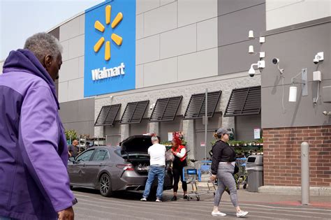 Walmart shines in rough retail environment, ratchets up outlook after strong first quarter