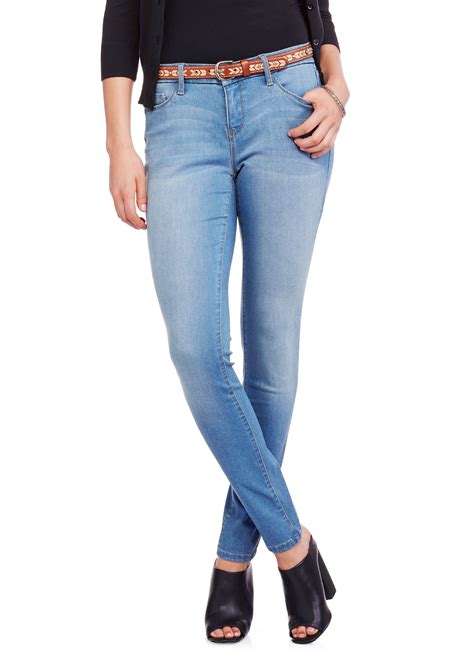 Walmart women's jeans. A size 28 in jeans for women equals a size 6, or a measurement of 28 inches at the pant’s waist. For men, a size 28 equals a waist measurement of 29 3/4 inches. Sizing for women’s denim is fairly simple; the measurement of the waist of a pa... 