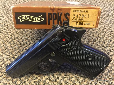 Walther's Patent Cal 7,65 m/m. Mod. PPK. Finish: high polished Finish, blued: Grips: one piece chequered Bakelit with Walther-banner, brown: Serial number: 6-digits number with suffix "K" right on frame. 3-digits scratched inside of slide. Acceptance stamp: E/359 left on frame. E/359 left on slide: Test proof stamp: E/N right on chamber