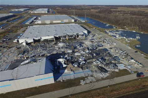 Watch drone footage of the Amazon warehouse in Illinois after its roof collapsed. ... The Edwardsville site received tornado warnings between 20:06 and 20:16 local time (01:06 and 01:16 GMT .... 