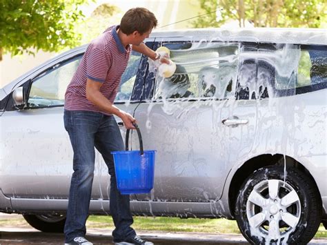 Soap, vinegar, and others are great too. To use baking soda to wash your vehicle, combine a cup of baking soda and a gallon of hot water and apply it to the car’s surface. Combine 1/4 soap and a gallon of hot water to use to wash your car at home. For vinegar, combine 1 cup of water and 1/2 cup of vinegar in a spray bottle and use it to …. 