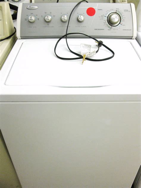 Washer used. Front-loaders use the least amount of water, with the average being seven gallons per load. A high efficiency (HE) top-loading washing machine uses approximately 13 gallons of water. But the average top loader uses 19 gallons of water. Here are some of the top examples of washing machines and the amount of water they use per load. 