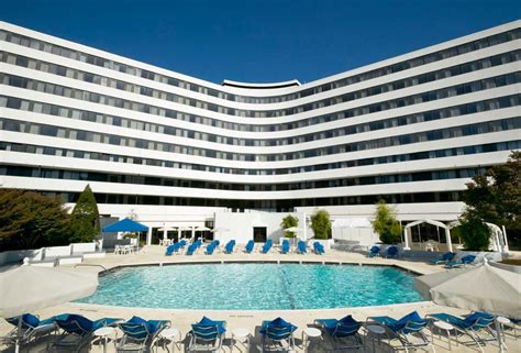 Washington dc hotels with outdoor pools. Washington Plaza Hotel 10 Thomas Cir., NW . You don’t need to choose between business and pleasure at this hotel near Logan Circle, where a work pass gets you access to a private room and desk as well as the pool. Price: Starting at $85. Bethesda Marriot 5151 Pooks Hill Rd., Bethesda . Cool off in this funky-shaped pool in Bethesda. … 