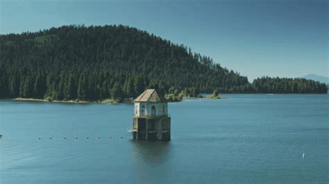 According to recent reports, the lake has lost more than 10 feet of its normal water level in the last five years. What is Causing the Water Level Decline? The decline in the lake's water level is largely due to the prolonged drought in California. The lake is fed by two rivers, the North Fork Feather River and the South Fork Feather River.. 