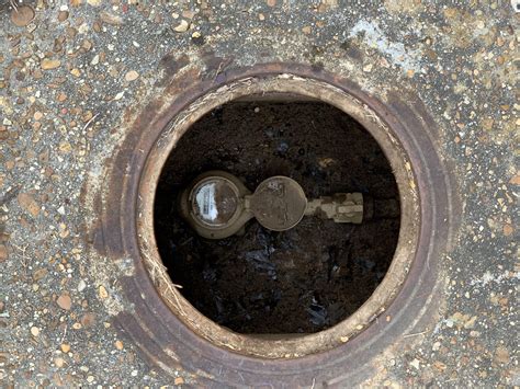 Water main shut off valve at street. Brisk winds and freezing temperatures can cause pipes and water meters to freeze or break. Locate the main shutoff valve for emergency use. Make sure pipes in unheated areas, such as crawl spaces, are insulated. During freezing temperatures, will the service line between the street and house freeze? It is possible for the … 