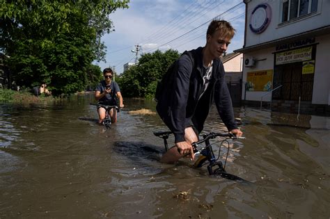 Waters continue to swell as flooded southern Ukraine copes with day after dam breach