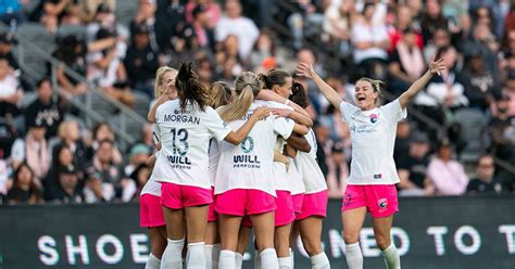 Wave downs rival Angel City 2-0 in front of sellout LA crowd