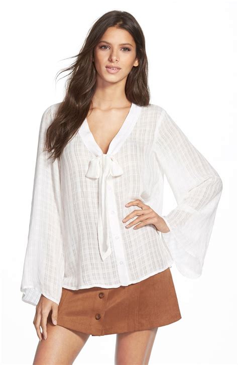 Wayf blouse. One example of a business casual outfit for women is a nice pair of slacks paired with a stylish blouse and casual heels. Another example is wearing a nice blouse with a knee-length skirt and simple heels. 