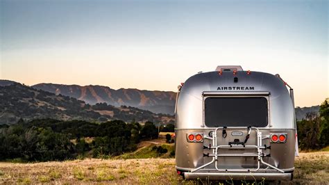 Oct 26, 2022 · One of the best things about the Airstream Globetrotter trailer is that it comes in various floor plans to suit any need. All options come with bedding for up to six people, and you can choose between twin beds or a queen bed, depending on your preference. The Globetrotter 27FB model maximizes its 27-foot space with a seamless kitchen and ... . 