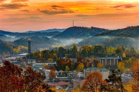 Gatlinburg Tennessee in November temperatures cover quite a range. Visitors can expect highs of 61 degrees with lows of 35. Early November also promises peak .... 
