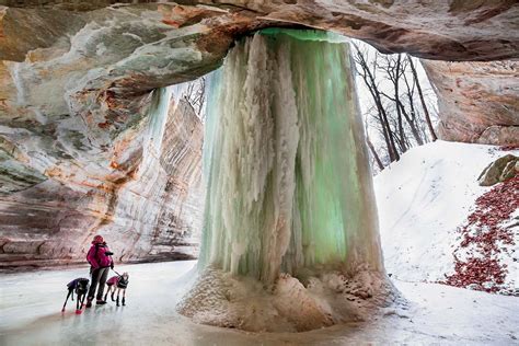 Watch now: Canyons of Starved Rock State Park draw more than 2 million visitors. With more than 13 miles of trails, towering sandstone bluffs and 18 canyons, colorful spring flowers, brilliant .... 