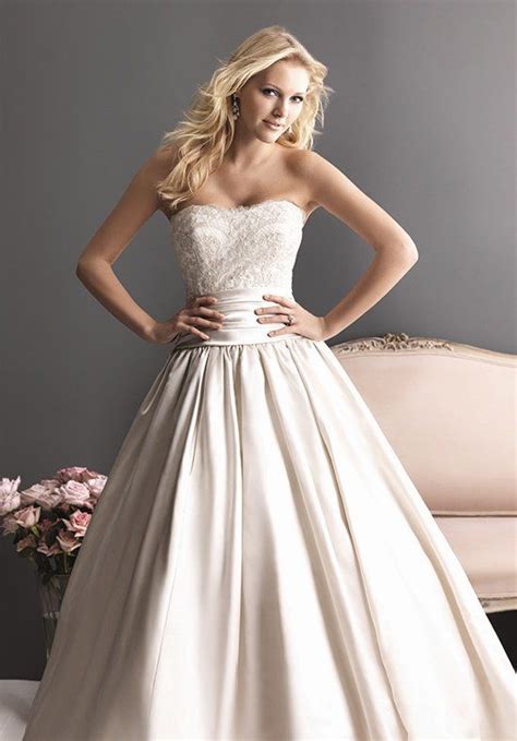 Wedding dress sample sale. Clearance prom dress, formal dress, special occasion dresses that's fraction of the retail price. Limited quantity and size available! +1(929) 260-1158 info@SampleSaleDress.com 