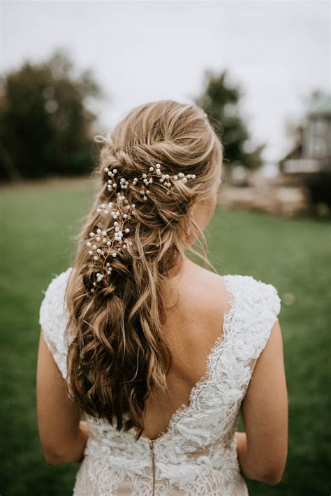 Wedding hair near me. Find the perfect wedding hair combs & clips to accessorize on your big day. David's Bridal offers crystal, rhinestone, pearl, floral and gold bridal hair combs, clips & more. Wear alone or paired with a veil. Shop today! 