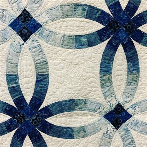 Wedding ring quilt pattern.  Blue and white striking floral pattern.  Get to ...