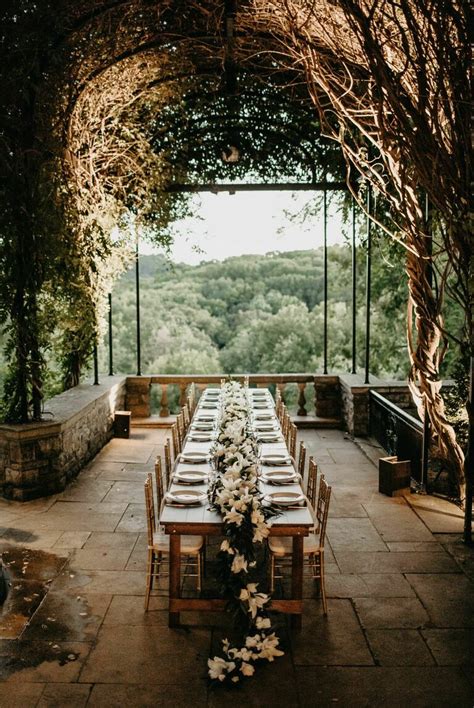 Wedding venues nashville. Nashville, Tennessee has become an increasingly popular destination for wedding festivities including bachelor and bachelorette parties, rehearsal dinners, and wedding showers.Whether you're looking for an upscale party venue, a cozy restaurant space, or looking to bring the bridal shower to the … 