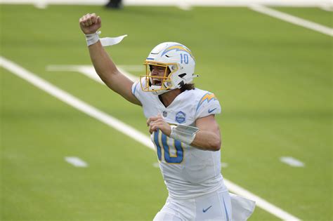 Week 8 updates: Chicago Bears trail Los Angeles Chargers 24-7 at halftime as Justin Herbert throws for 3 TDs