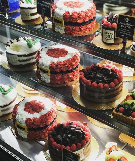 Wegman cakes. Wegmans has a selection of cakes under its Ultimate Cakes line, which are double-layer cakes. You can choose chocolate or white cake, chocolate or white frosting, and select from a... 