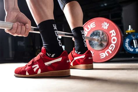 Weightlifting and shoes. Look for an ultra-light midsole that absorbs some shock without adding bulk or weight to your shoe. Breathable uppers on your weightlifting shoes keep you cool and comfortable when the pressure is on. Many weightlifting shoes come with a blend of mesh and synthetic in the upper, though classic full-grain weightlifting shoes are also available. 