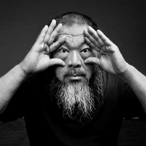 Weiwei. Ai Weiwei är son till poeten Ai Qing och konstnären Gao Ying (född 1932). Han är gift med konstnären Lu Qing. Han har en äldre halvbror, konstnären Ai Xuan, en äldre syster Gao Ge och sonen Ai Lao (född 2009). Ai Weiweis far blev kritiserad av regimen, stämplad som folkfiende och satt i arbetsläger från 1957. 