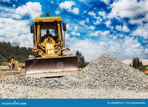 Welke bouwmachine schept grond op